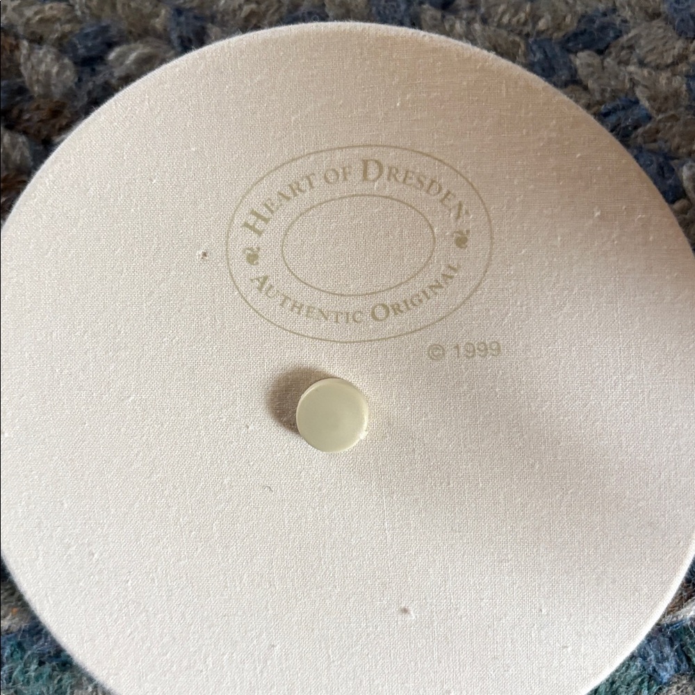 Rustic Daisy Woven Basket with Lid - Yellow - Picture 3 of 4